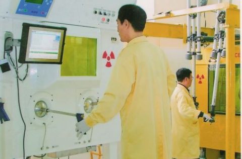 Các nghiên cứu viên thao tác sản xuất hạt vi cầu Y-90 điều trị ung thư gan nguyên phát và thứ phát. Nguồn: VINATOM